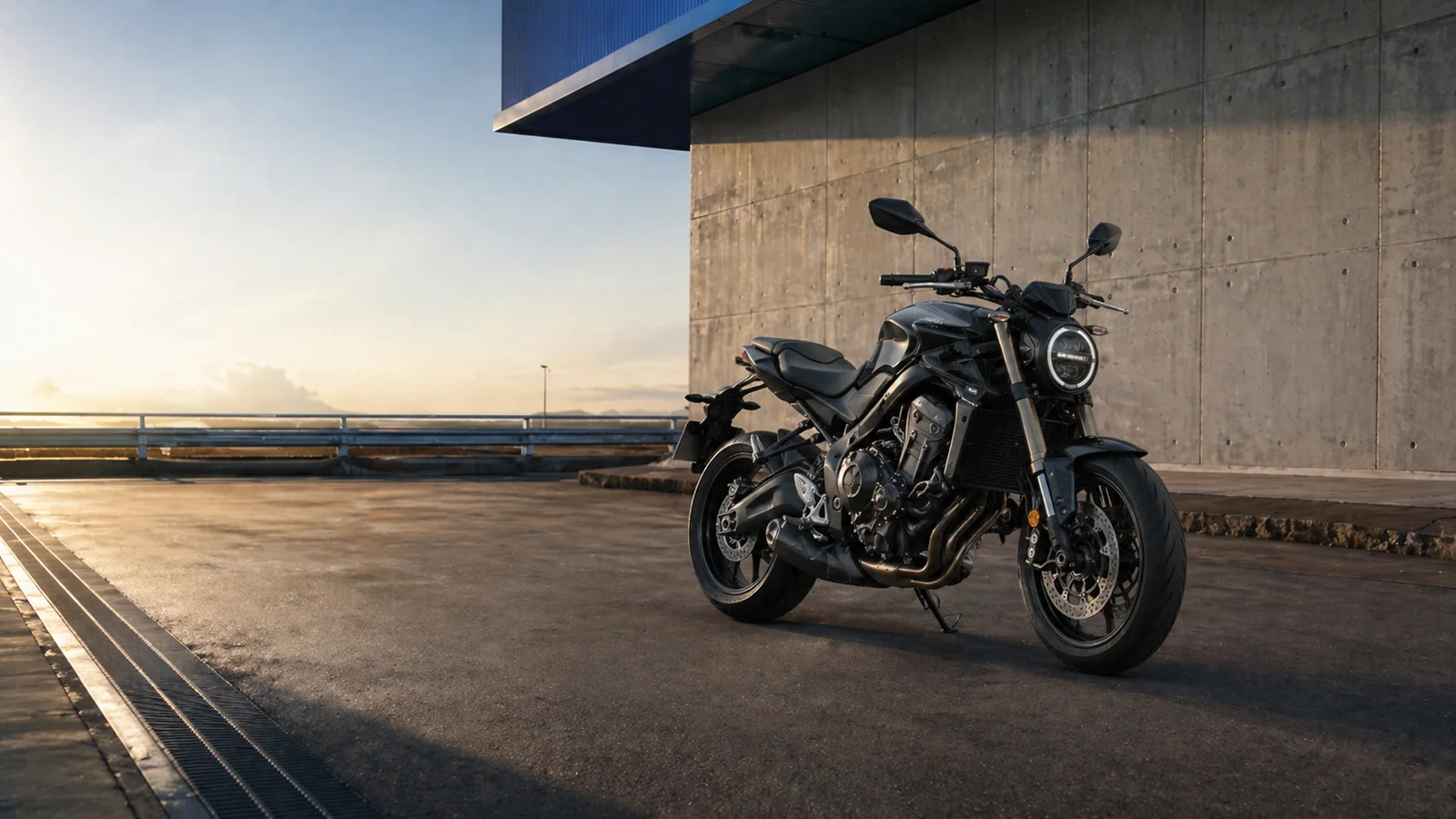 Moto naked en entorno industrial